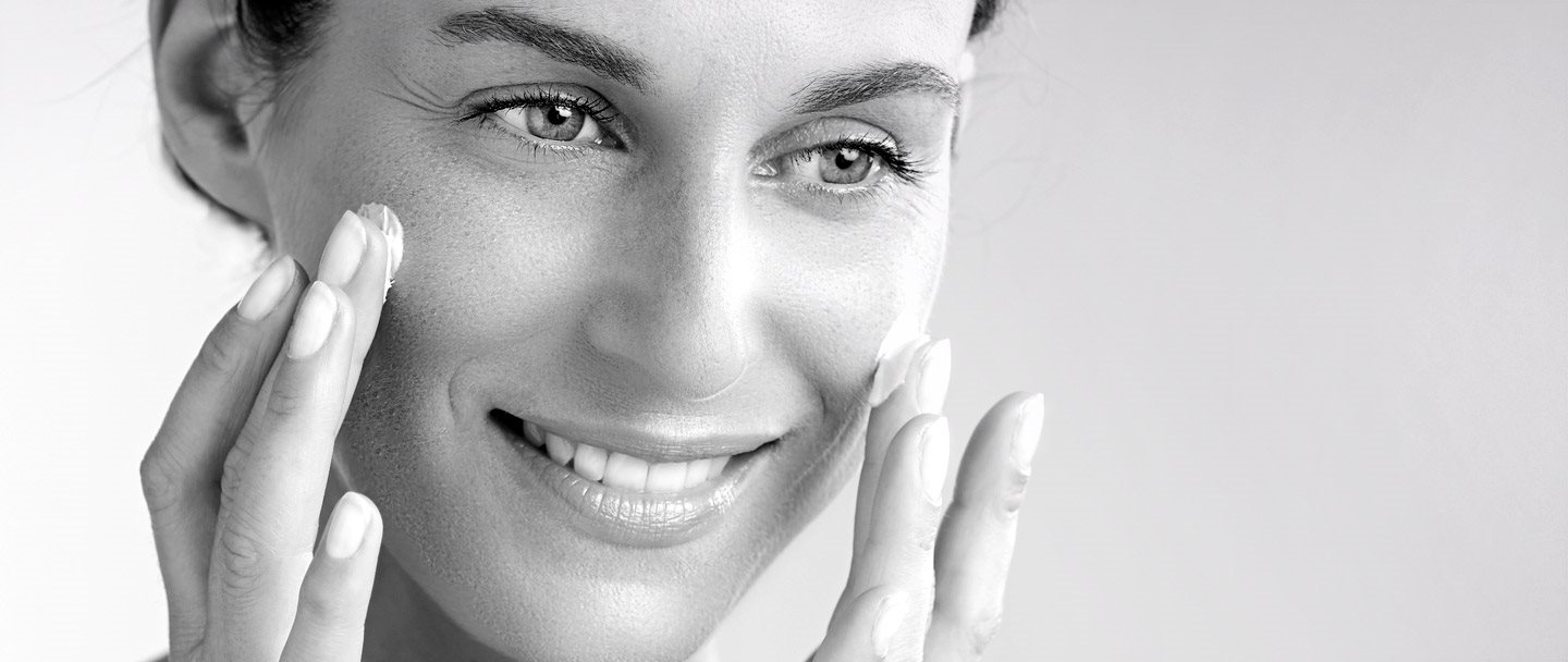 Mujer aplicándose crema