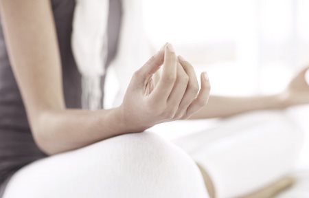 Mujer haciendo yoga.