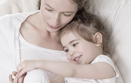 Madre e hija tendidas una al lado de la otra.