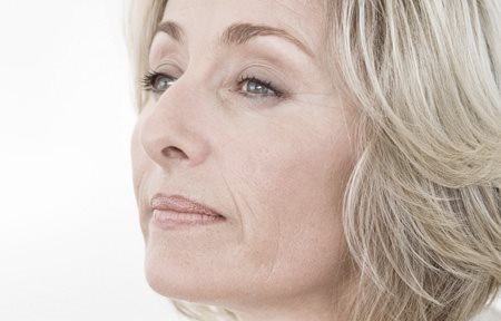 Cara de una mujer de mediana edad.