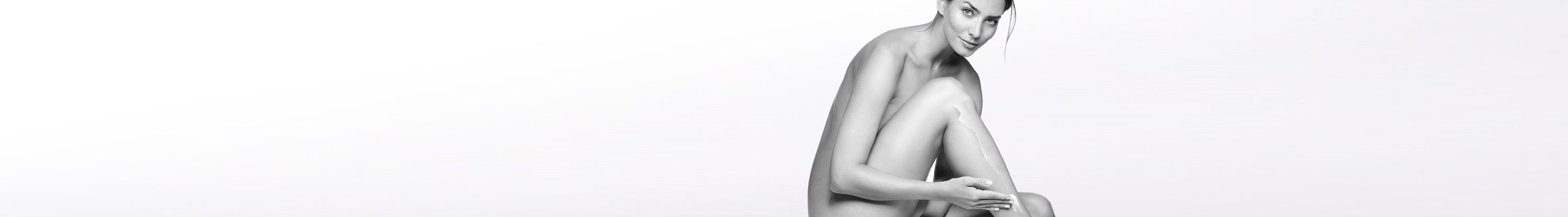 Mujer desnuda recostada con el codo en la rodilla