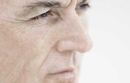 Primer plano de la cara de un hombre anciano