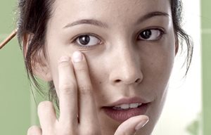 Imagen de mujer aplicándose Eucerin Gel Limpiador