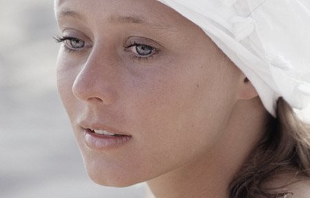 Mujer con gorro blanco.