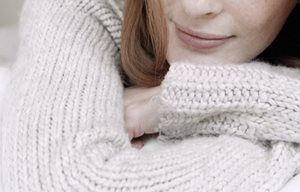 Mujer con un pullover de algodón.