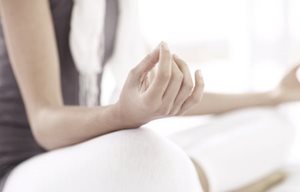 Mujer haciendo yoga.