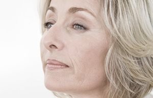 Cara de una mujer de mediana edad.