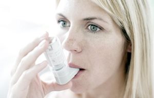 Mujer que utiliza un inhalador.