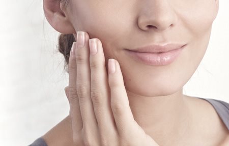 Mujer aplicándose Eucerin Hyal-Urea Crema de Día