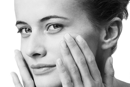 Mujer tocándose la cara.